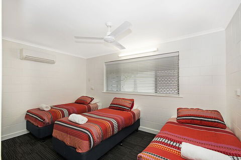 Townsville Holiday Apartments - Perths Hotel 7