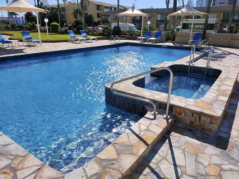 Southern Cross Beachfront Holiday Apartments - Perths Hotel 1