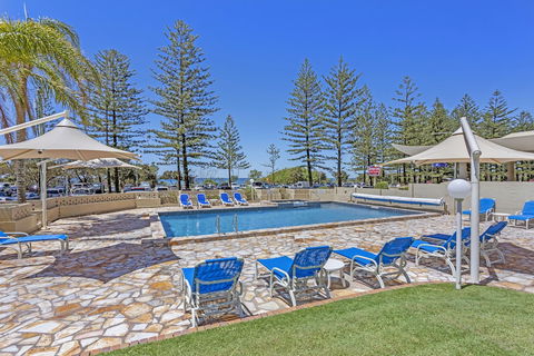 Southern Cross Beachfront Holiday Apartments - Perths Hotel 2