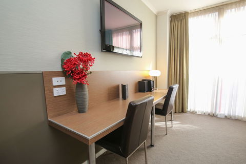Indulge Apartments - Ontario - Perths Hotel 1