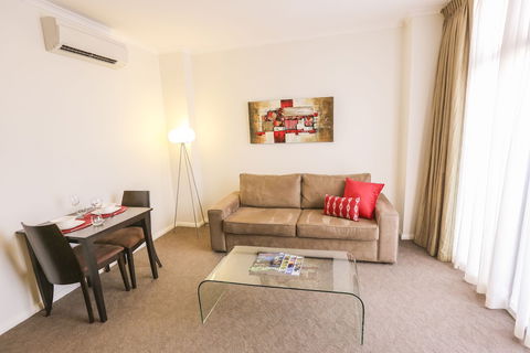 Indulge Apartments - Ontario - Perths Hotel 2