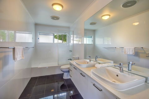 Coco Bay Resort - Perths Hotel 5