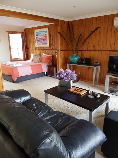 Bed In The Treetops Bed & Breakfast - Perths Hotel 3