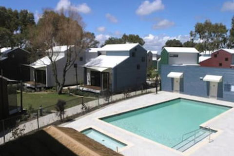 Footprints At Preston Beach - Perths Hotel 7