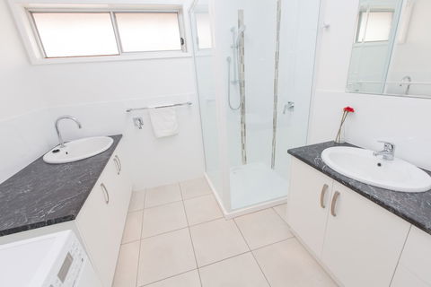 Mildura Holiday Villas - Perths Hotel 6