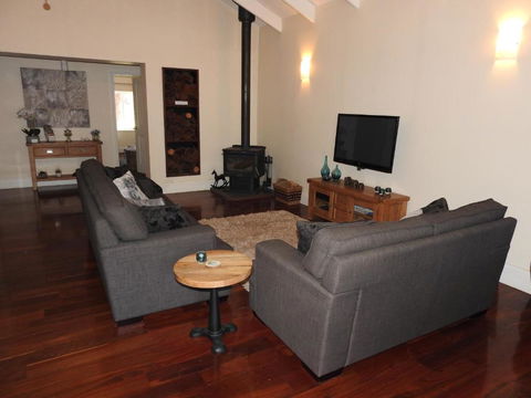 Quiet Escapes Cottages - Perths Hotel 2