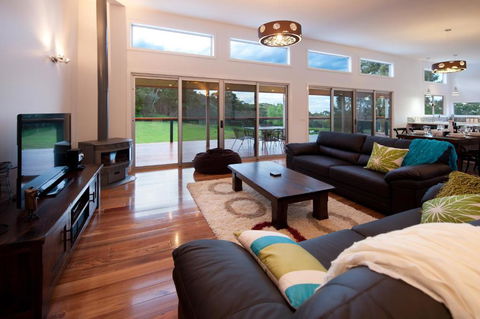 Alyonah Daylesford - Perths Hotel 6