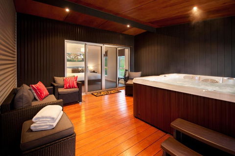 Alyonah Daylesford - Perths Hotel 7