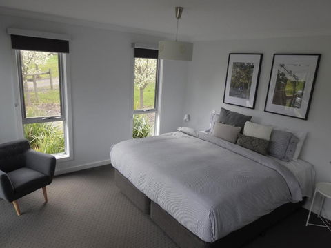 Alyonah Daylesford - Perths Hotel 2