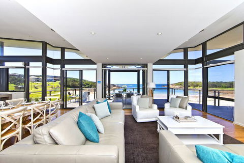 Sails On The Beachfront Exclusive Seaside Home - Perths Hotel 3