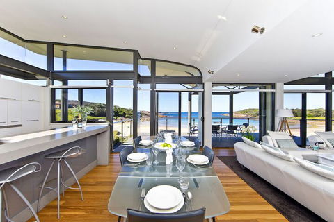 Sails On The Beachfront Exclusive Seaside Home - Perths Hotel 6