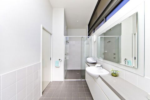 Sails On The Beachfront Exclusive Seaside Home - Perths Hotel 4
