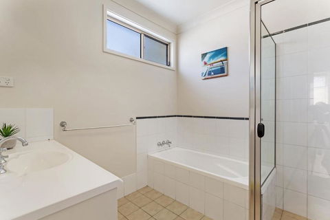Spacious Modern & Walk To The Beach! - Perths Hotel 2