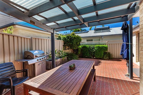 Spacious Modern & Walk To The Beach! - Perths Hotel 3