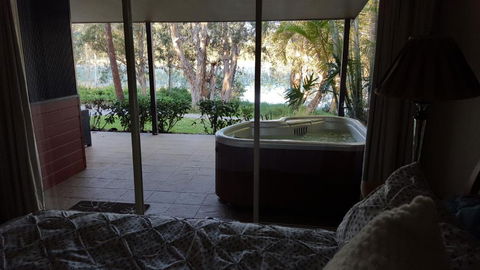 Lake Russell Lakeside Retreat - Perths Hotel 1