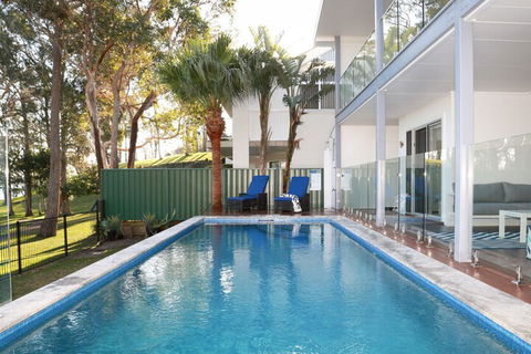 Hamptons Coastline Retreat Waterfront With A Heated Pool - Perths Hotel 1