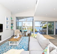 Hamptons Coastline Retreat Waterfront with a Heated Pool - Perths Hotel