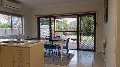 Homely Getaways Eighth Street Mildura - Perths Hotel 4