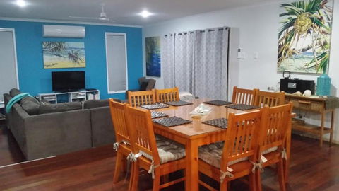 1 Naiad Court Lowset Family Home With Swimming Pool & Covered Deck. Pet Friendly - Perths Hotel 1