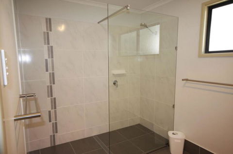 1 Naiad Court Lowset Family Home With Swimming Pool & Covered Deck. Pet Friendly - Perths Hotel 2
