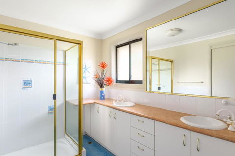 2 / 80 Cooloola Drive Comfortable & Cosy Unit Enjoying Ocean Views & Views To Fraser Island - Perths Hotel 2