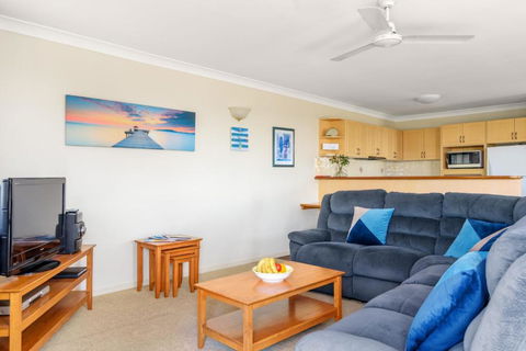 2 / 80 Cooloola Drive Comfortable & Cosy Unit Enjoying Ocean Views & Views To Fraser Island - Perths Hotel 3