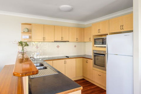 2 / 80 Cooloola Drive Comfortable & Cosy Unit Enjoying Ocean Views & Views To Fraser Island - Perths Hotel 4