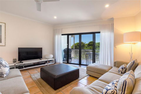 Wake Up To Ocean Views In Stylish Comfort - Perths Hotel 5