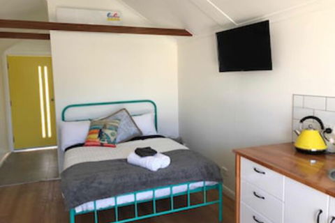 Tiny Tom - Perths Hotel 0