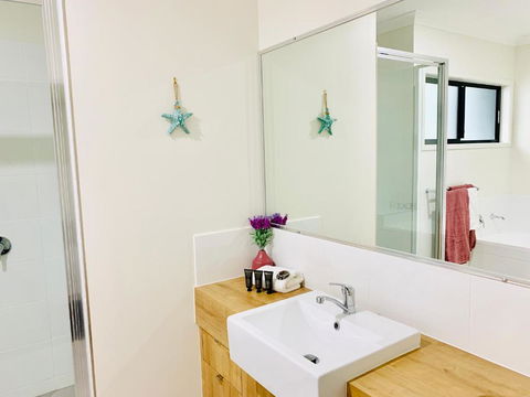 AIRLIE BEACH Delight. Hop Skip Jump To Everything - Perths Hotel 2