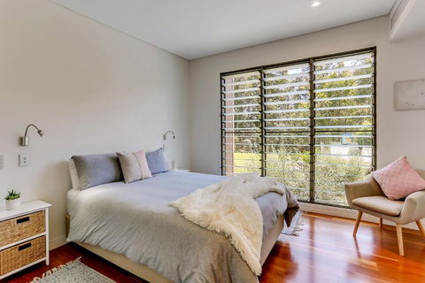Calanthe Acreage Doonan - Perths Hotel 2