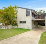 40 Rumbalara Avenue Rainbow Beach Entertain on the spacious verandah overlooking beautiful Rainbow Beach - Perths Hotel