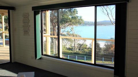 KINGFISHER COTTAGE Beachfront At The Binalong Bay - Perths Hotel 5