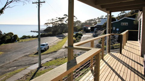KINGFISHER COTTAGE Beachfront At The Binalong Bay - Perths Hotel 4