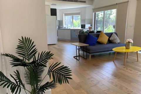 Delicate Bundoora Townhouse 10 - Perths Hotel 4