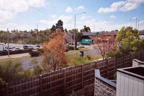 Delicate Bundoora Townhouse 10 - Perths Hotel 7