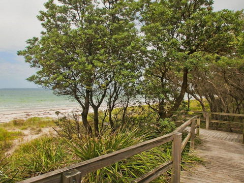 Sea Whispers A Real Native Outlook - Perths Hotel 3