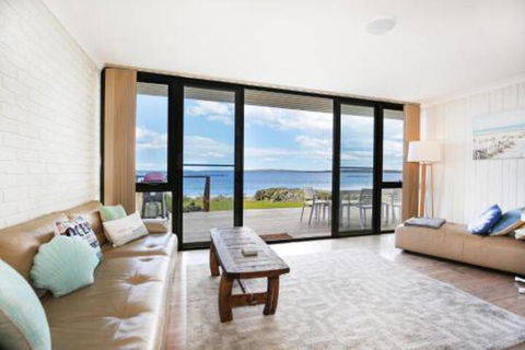Azure Absolute Beachfront Pet Friendly - Perths Hotel 7