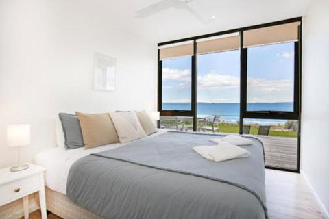 Azure Absolute Beachfront Pet Friendly - Perths Hotel 3