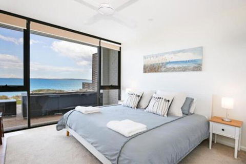 Azure Absolute Beachfront Pet Friendly - Perths Hotel 6