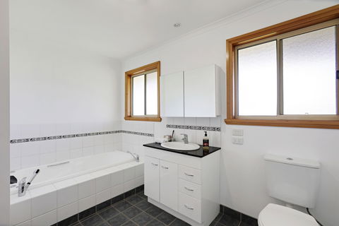 Yarragon 4 Bedroom House In Gippsland - Perths Hotel 5
