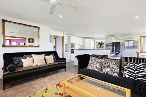 Yarragon 4 Bedroom House In Gippsland - Perths Hotel 3