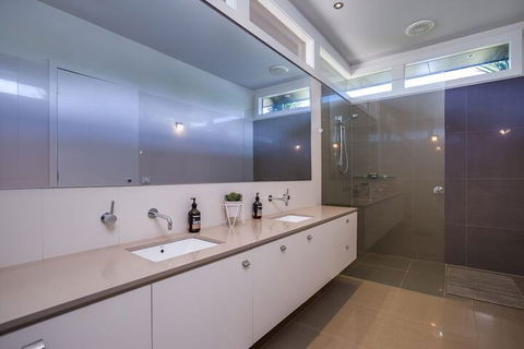 Kalina Retreat Tennis & Pool - Perths Hotel 3