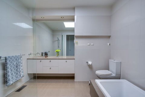 Kalina Retreat Tennis & Pool - Perths Hotel 7