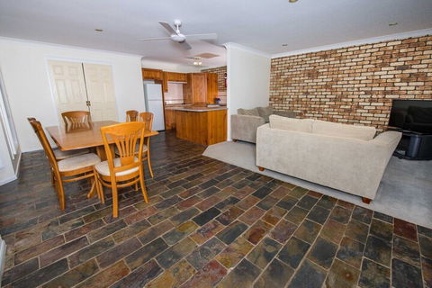 Whitesands Road Unit 2 / 12 - Perths Hotel 7