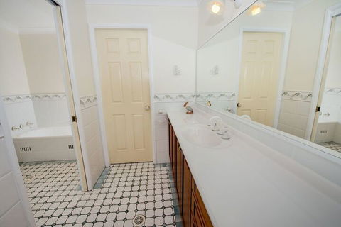 Whitesands Road Unit 2 / 12 - Perths Hotel 5