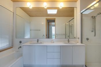 Latham Beach House - Perths Hotel 2