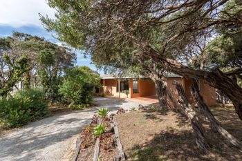 Latham Beach House - Perths Hotel 6
