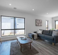 Comfy And Warm Home In Point Cook - Perths Hotel