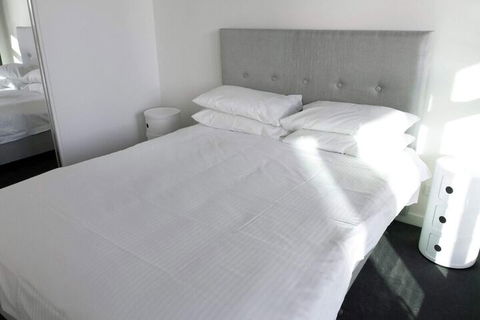 Modern Light-filled Luxury 1bedroom Apartment In South Melbourne - Perths Hotel 2